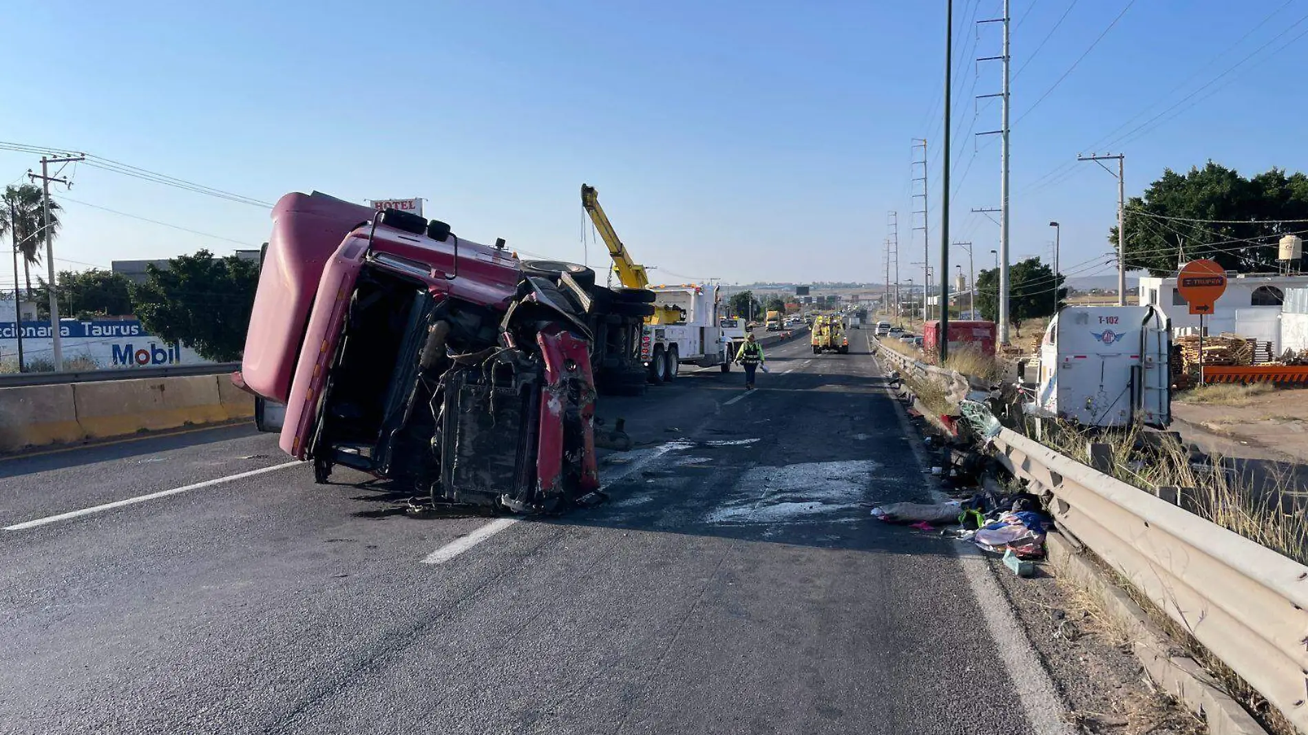 Vuelca tráiler en la Irapuato - Silao